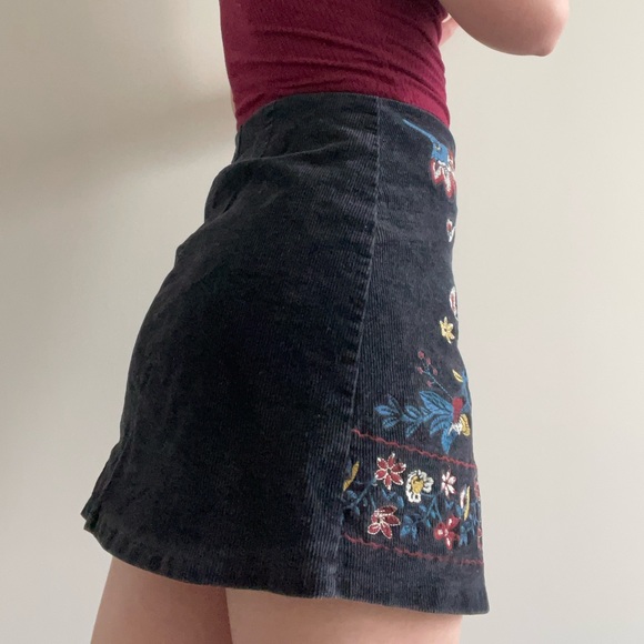 Beautiful mini skirt with stitching details - Picture 2 of 4